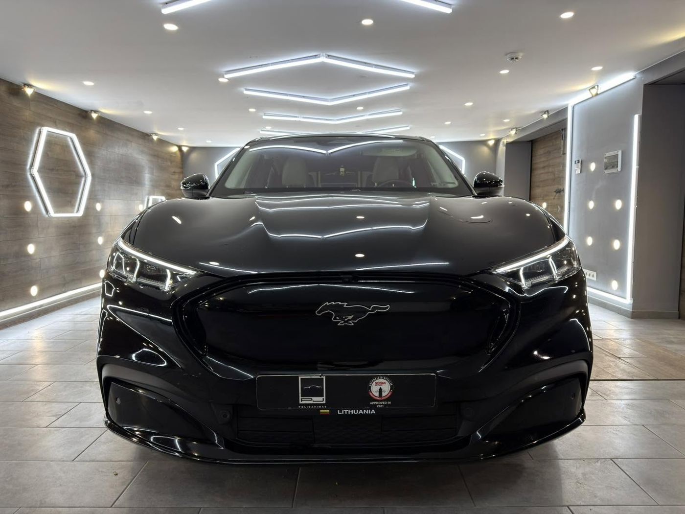 Juodas Ford Mustang Mach-E po plovimo studijoje