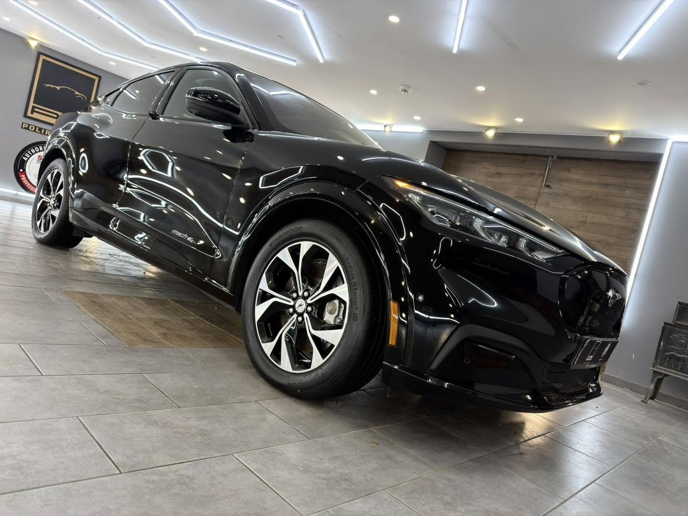 Ford Mustang Mach-E iš šono