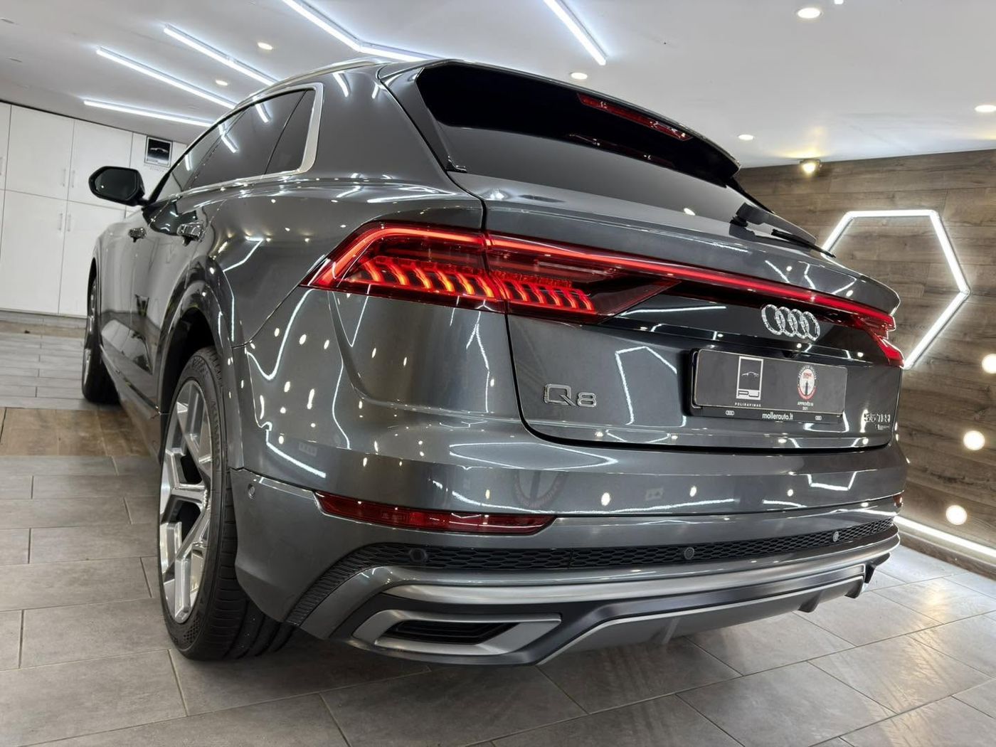 Audi Q8 galinė dalis studijoje
