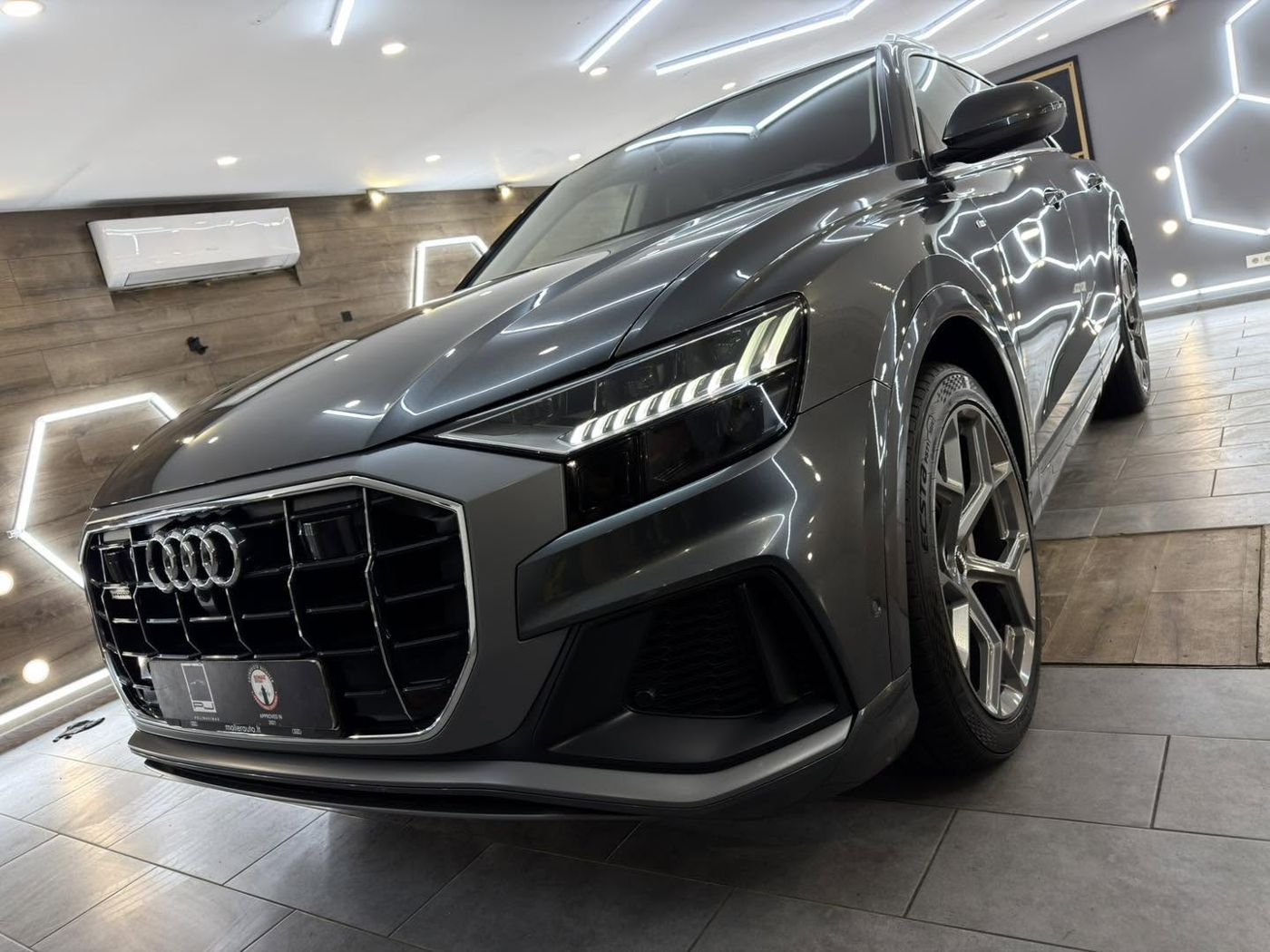 Audi Q8 priekis iš žemo kampo